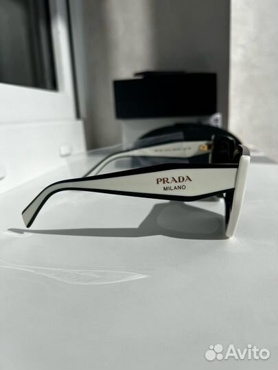 Солнечные очки prada