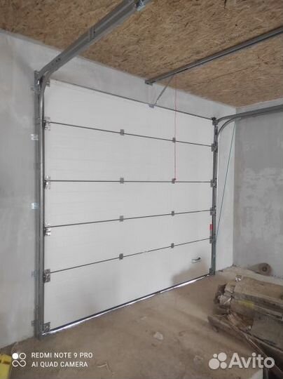 Монтаж секционных ворот