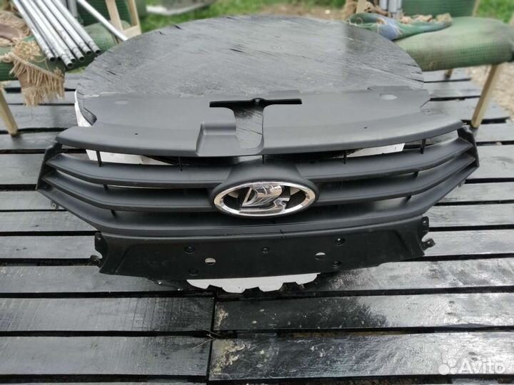 Передняя решетка радиатора LADA Vesta