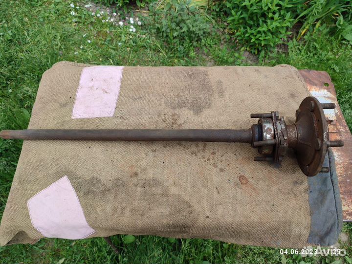 Полуось нива