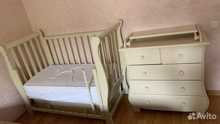 Детская кроватка и пеленальный комод