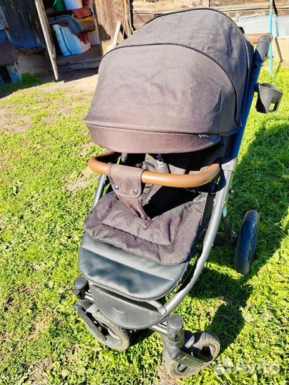 Прогулочная коляска с надувными колесами