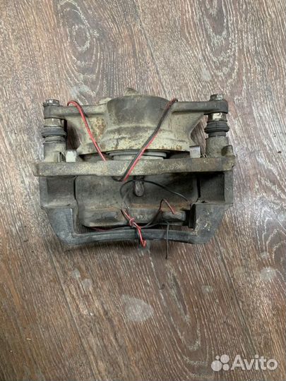 Суппорт передний левый Toyota Camry Prominent