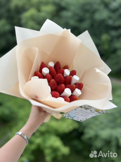 Букет из клубники и маршмеллоу без шоколада