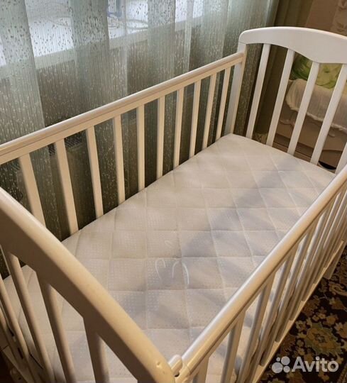 Детская кроватка с продольным маятником