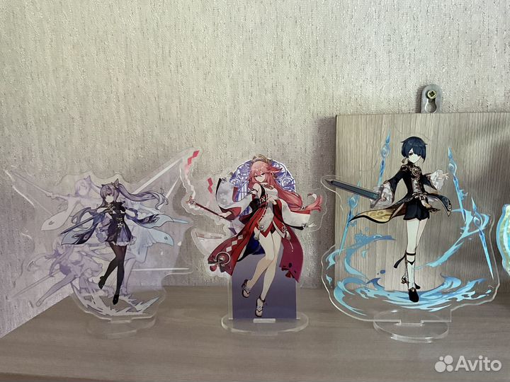 Genshin Impact стенды, плакаты, брелоки