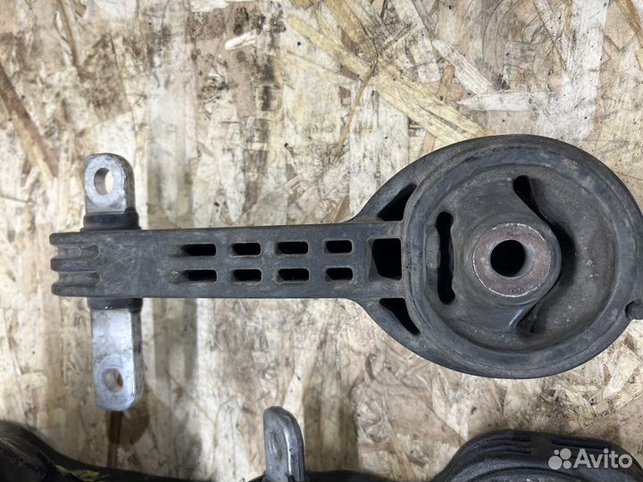 Honda civic 4d подушка двигателя комплект