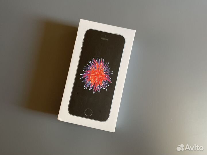 Коробка от iPhone SE