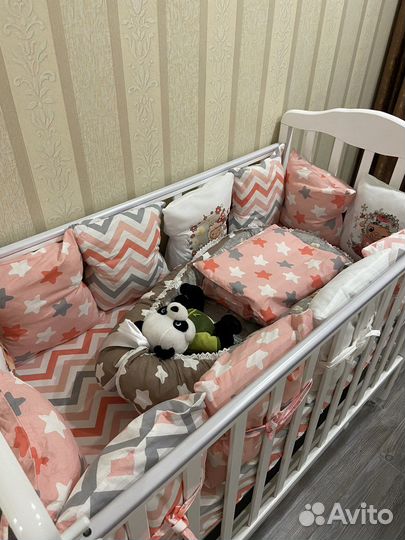 Детская кроватка с маятником