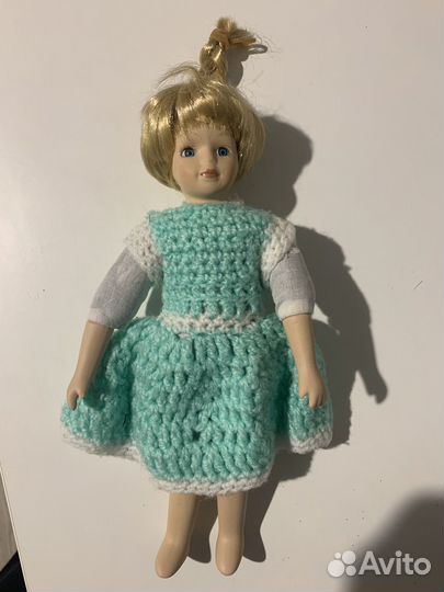 Кукла фарфоровая