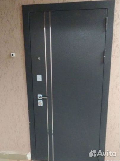 Дверь входная металлическая с зеркалом