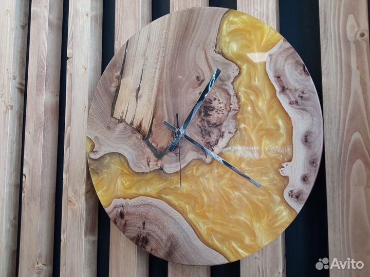 В наличии часы река из слэба и смолы