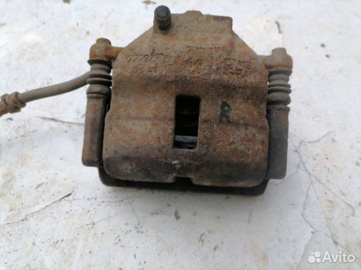 Суппорт тормозной передний правый Nissan Primera