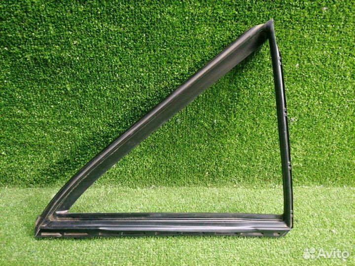 Уплотнитель стекла двери задний правый Toyota