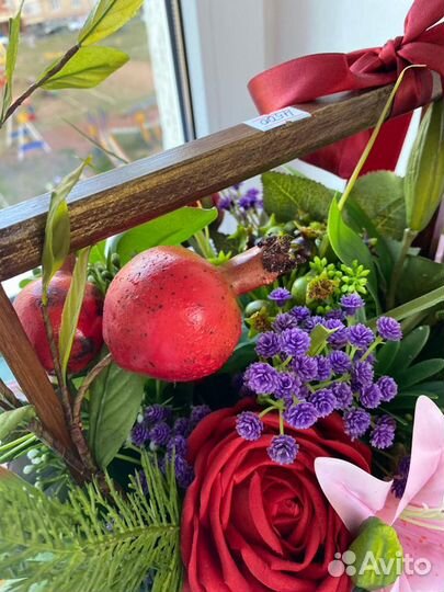 Цветочная композиция в деревянном ящике