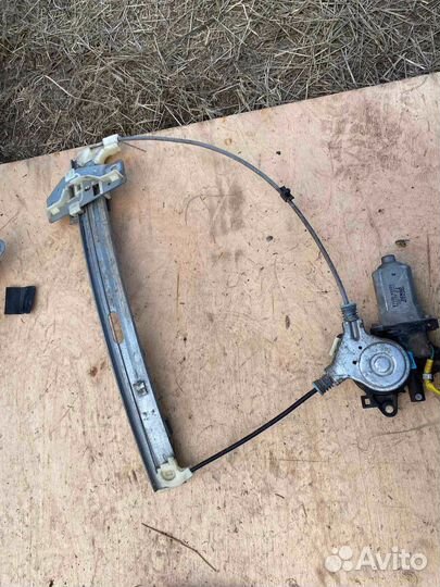 Стеклоподьемник задний правый Suzuki Cultus