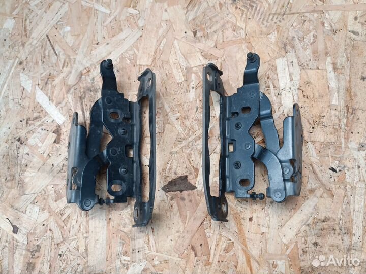 Петля капота Mercedes- Benz C-Class W204