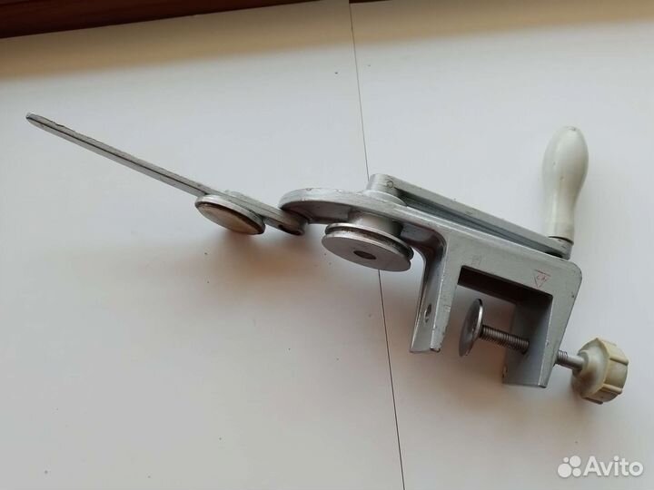 Машинка для раскатки выпрямления крышек