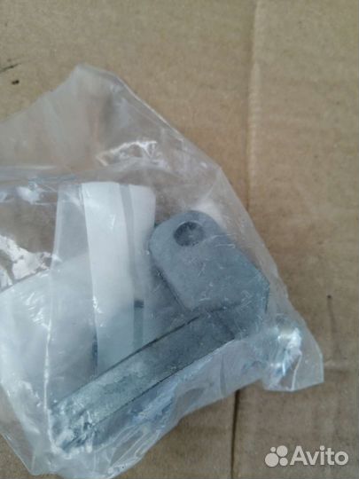 Крышка кронштейн гидрораспределителя главного