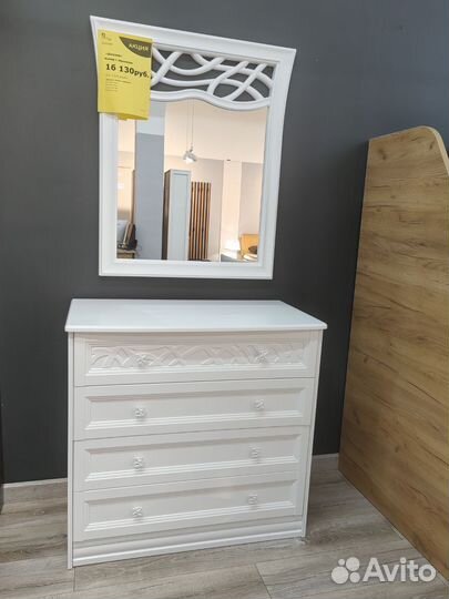 Комод с зеркалом в спальню