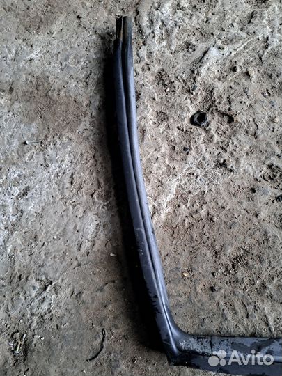 Уплотнитель стекла левый Nissan Serena c23