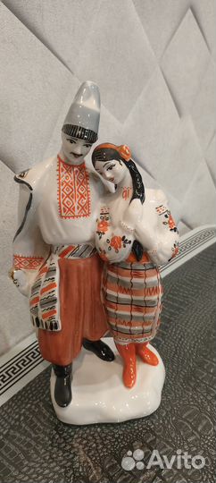 Фаpфopовая cтатуэтка Левко и Окcанa