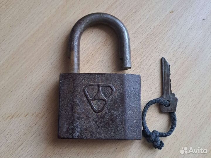 Навесной замок старинный