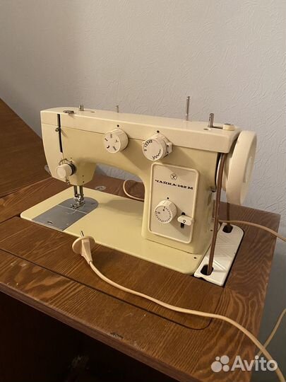 Швейная машина Чайка 142