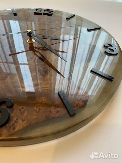 Часы настенные из эпоксидной смолы и дерева