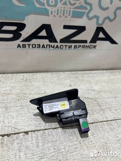 Кнопка открывания крышки багажника Volkswagen Touareg 3