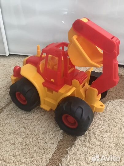 Экскаватор большой с ковшом