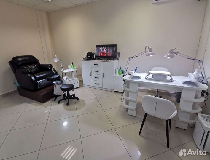 Маникюр и педикюр