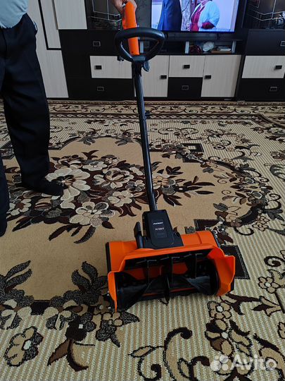 Продам ручной снегоуборщик электрический