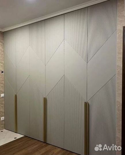 Шкаф на заказ яркого цвета