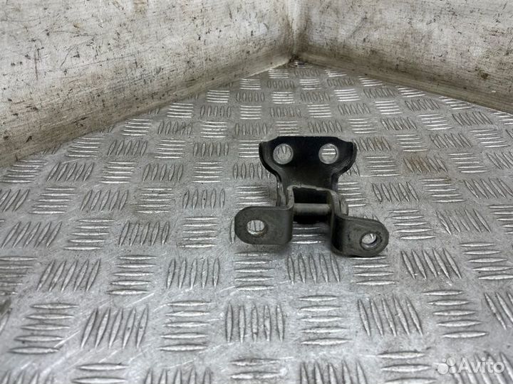 Петля двери нижняя передняя правая Toyota Camry