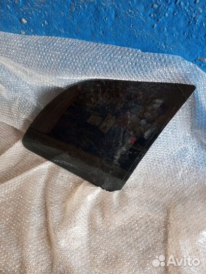 Стекло заднее правое на крыло