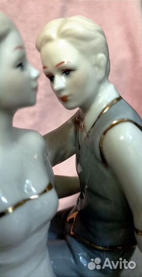 Фарфоровая статуэтка влюблённые