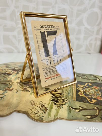 Листок отрывного календаря в рамке