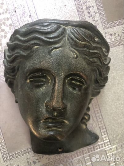 Женская головка - сувенир, крепится на стену