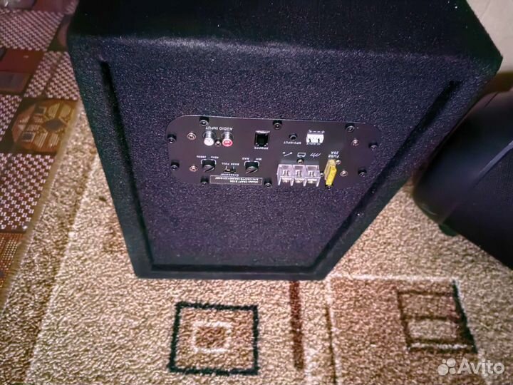 Активный сабвуфер в авто