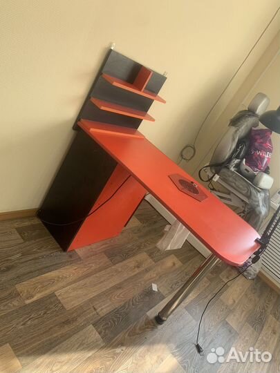 Маникюрный стол с вытяжкой