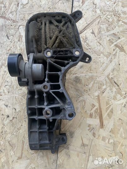 LADA largus кронштейн генератора