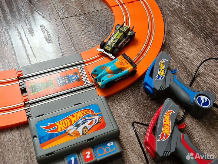 Игровой набор с треком Hot Wheels
