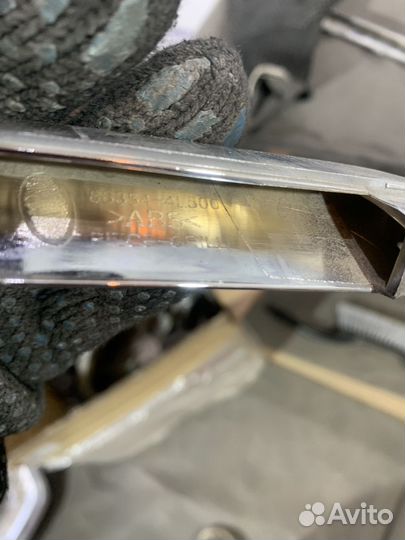 Молдинг решетки радиатора левый нижний 863544L500