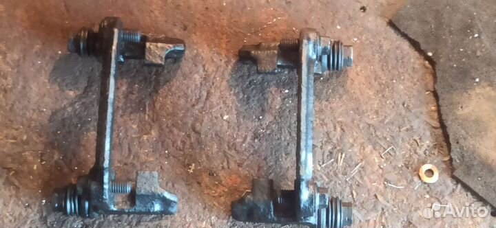Скобы заднего суппорта форд фокус 1