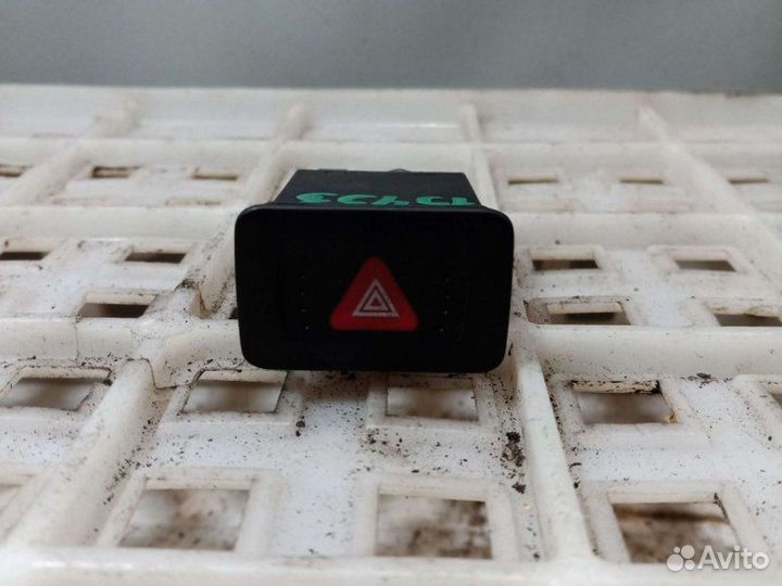 Кнопка аварийной сигнализации Volkswagen Jetta