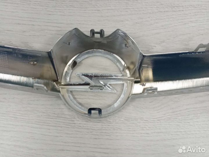 Молдинг решетки радиатора Opel Astra J 2012-2015 г