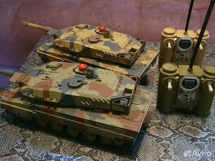 Две радиоуправляемые модели танков