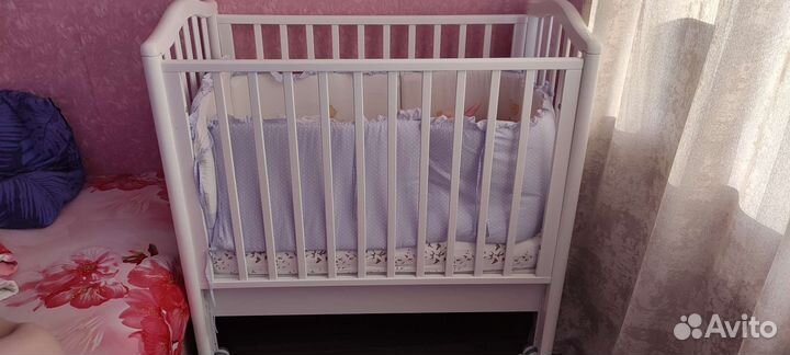 Детская кроватка с поперечным маятником