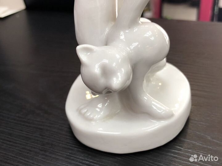 Статуэтка фарфор Мальчик с мишкой Песочное